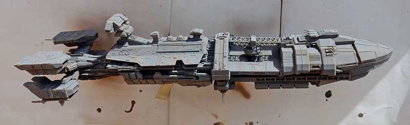 Maquette du vaisseau Rodger Young en gris vue de profil sur plan de travail