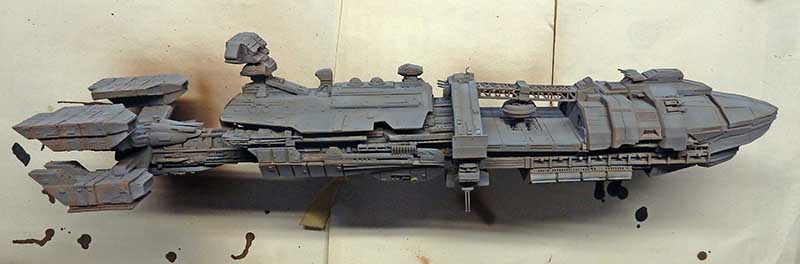 Maquette du vaisseau spatial Rodger Young en gris, vue latérale de profil détaillée