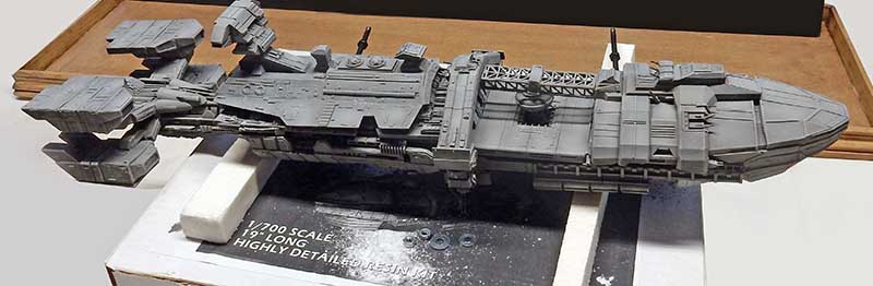 Maquette en résine grise du vaisseau spatial Rodger Young au 1/700 posée sur sa boîte