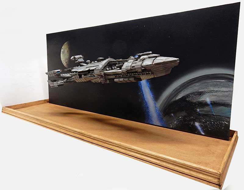 Maquette du vaisseau Rodger Young sur socle bois avec décor spatial peint en arrière-plan