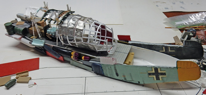 Maquette d'avion militaire allemand en construction, fuselage ouvert avec verrière et croix noires