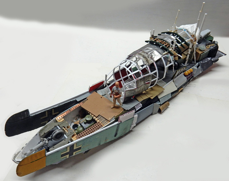 Maquette de bateau en construction faite de fuselages d'avion avec figurine et croix allemandes