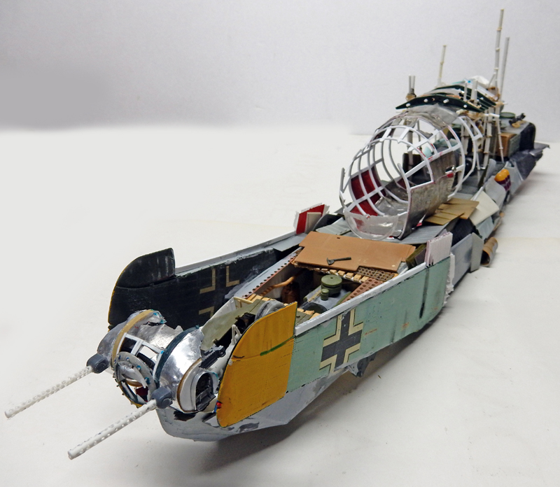 Maquette de bateau fantastique en construction assemblé à partir de fuselages d'avions militaires détaillés