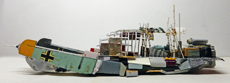 Maquette de bateau composite construit à partir d'épaves d'avions militaires recyclées, avec mâts et structures détaillées