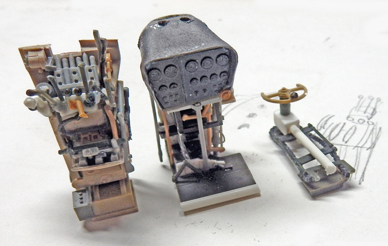 Pièces de maquette détaillées représentant tableau de bord, machinerie et poste de pilotage avec barre