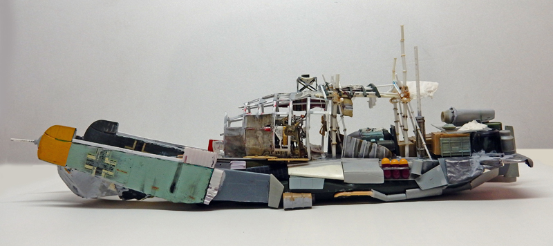 Maquette de bateau composite assemblé à partir de débris d'avions et de matériaux récupérés