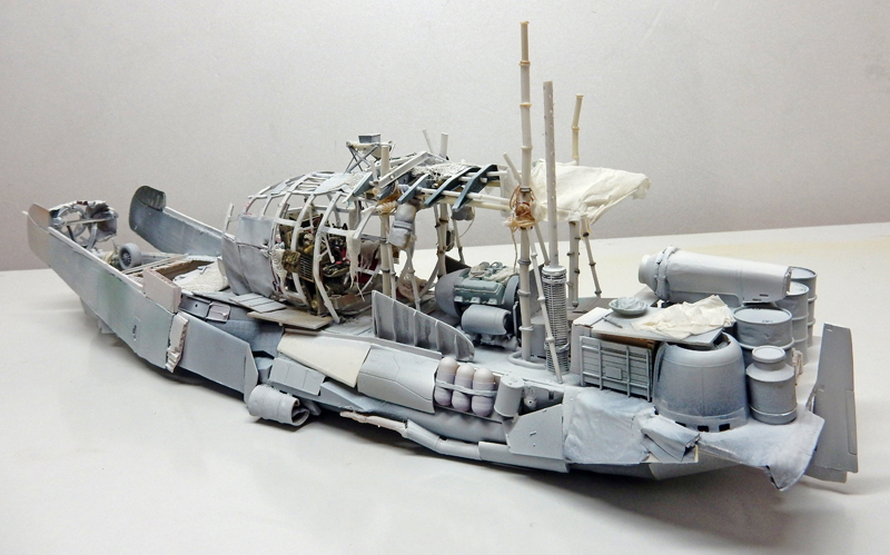 Maquette de bateau en cours de construction, structure et accessoires gris non peints, mâts et superstructure détaillés