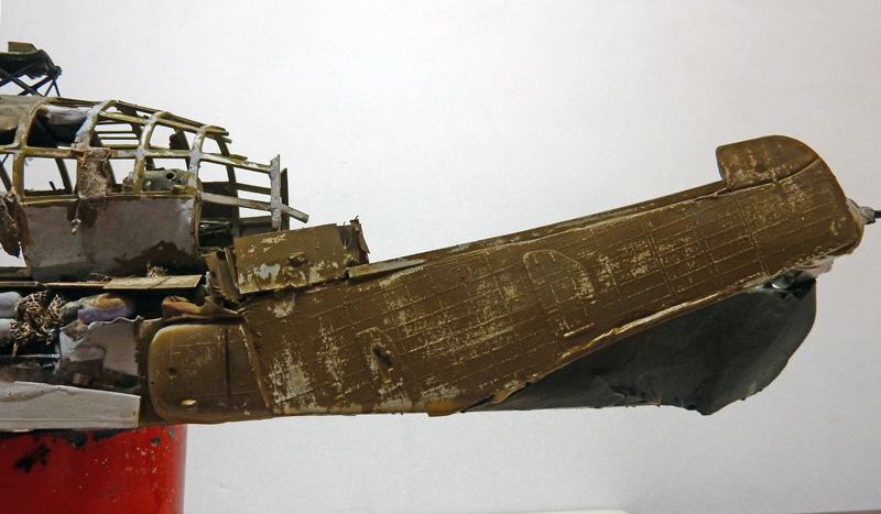 Maquette d'épave d'hydravion vieillie, aile et fuselage rouillés posés sur diorama de Skull Island