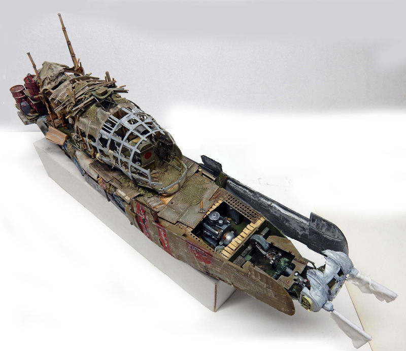 Maquette de bateau de fortune patiné avec cage métallique, moteur apparent et coque en bois vieilli