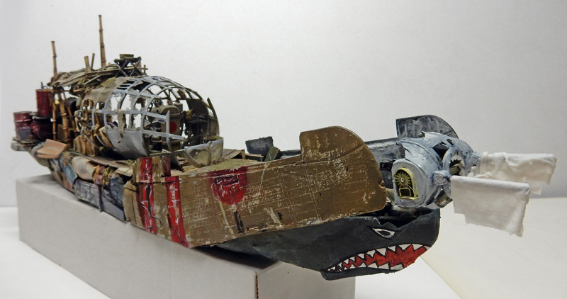 Maquette de bateau fantastique en forme de requin avec coque blindée et structure ajourée