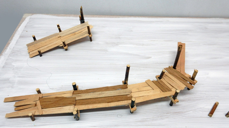 Maquette de pontons en bois construits à partir de fines lattes et piquets