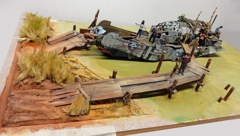 Diorama d'hydravion militaire échoué près d'un ponton en bois avec figurines et végétation