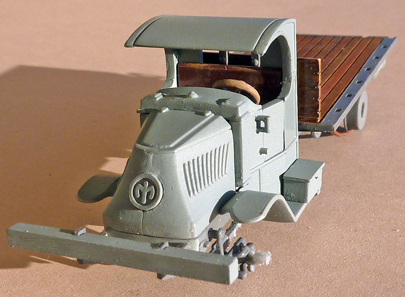 Maquette de camion ancien gris à plateau de bois, vue de trois quarts avant