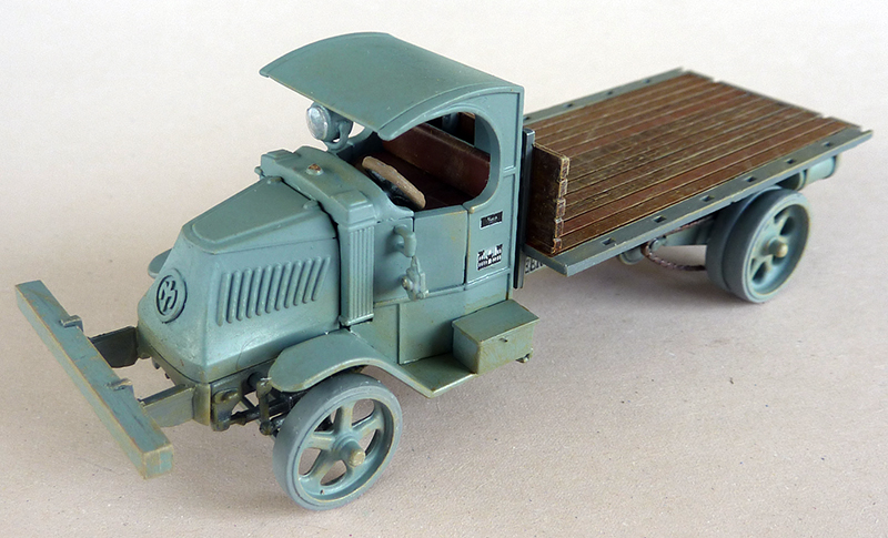 Maquette de camion militaire ancien gris à plateau bois et cabine ouverte