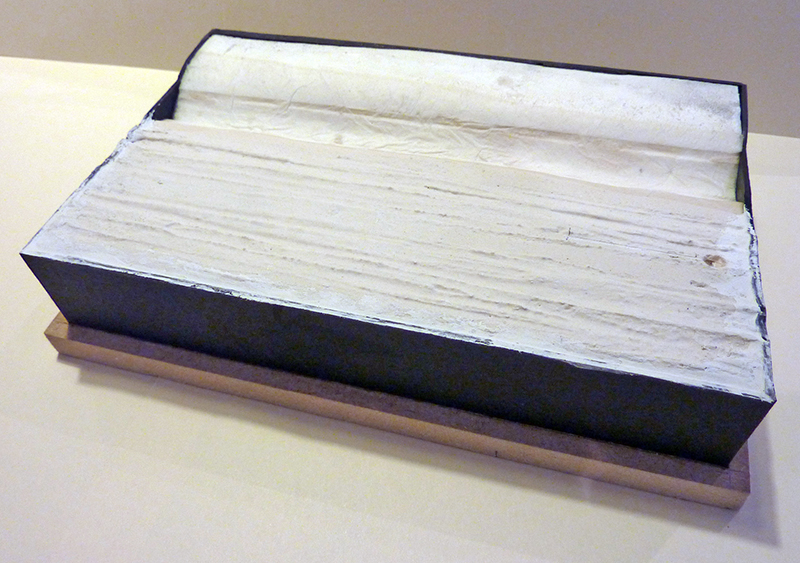 Socle de diorama en construction avec surface plâtrée blanche texturée sur cadre noir