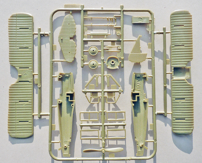 Grappe de pièces plastique d'une maquette de biplan Spad XIII non assemblée