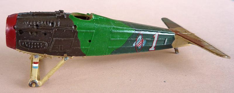 Fuselage de maquette d'avion Spad XIII camouflé vert et brun, numéro un rouge