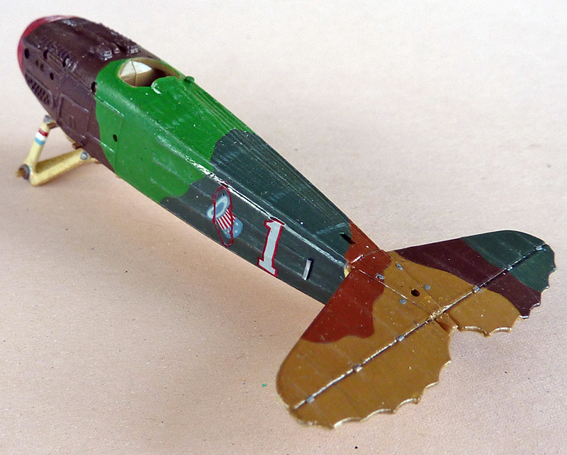 Fuselage de maquette Spad XIII camouflé portant le numéro 1 rouge et empennage