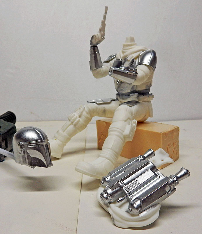 Figurine de pilote en résine blanche avec casque et armure peints en argent chromé