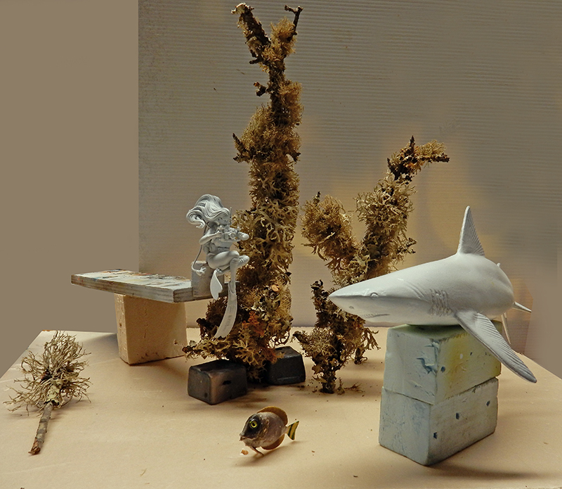 Maquette en cours de montage figurine sirène, requin et coraux sur diorama sous-marin