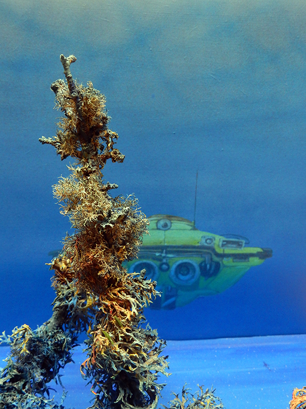 Maquette de sous-marin jaune en arrière-plan sous-marin avec corail et algues au premier plan