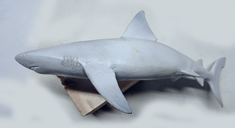 Maquette de requin gris peint vu de profil sur support en bois