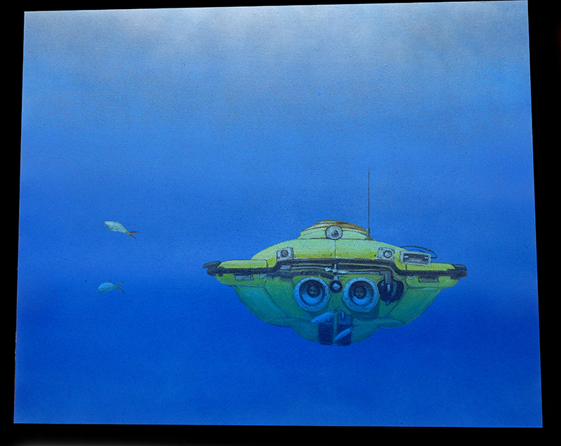 Maquette de petit sous-marin jaune-vert immergé dans une eau bleue avec deux poissons