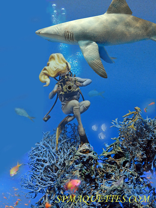 Maquette de plongeuse blonde nageant près d'un récif sous un requin gris