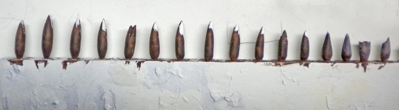 Rangée de dents pointues sculptées et peintes alignées pour la gueule du Squig