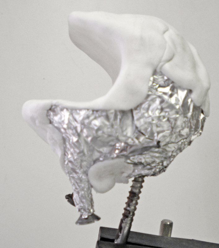 Armature en papier aluminium d'un Squig recouverte de mastic blanc en cours de sculpture