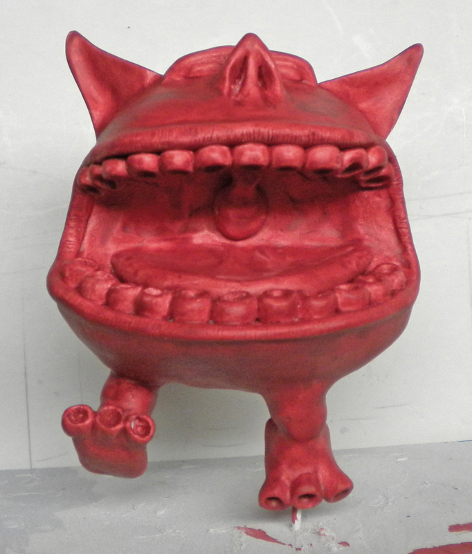 Squig rouge sculpté à grande bouche dentée, peinture rouge appliquée sur le corps rond