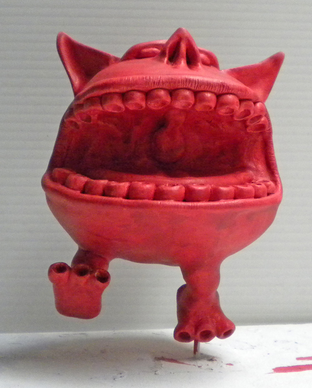 Squig rouge sculpté à grande gueule dentée et grosses dents, peint en rouge vif
