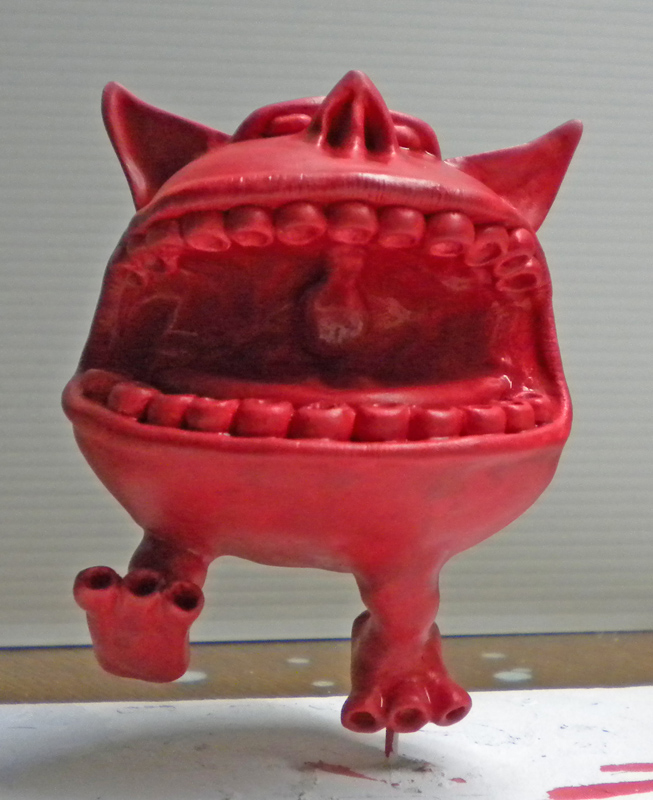 Figurine de Squig rouge sculptée, immense gueule dentée ouverte, vue de face
