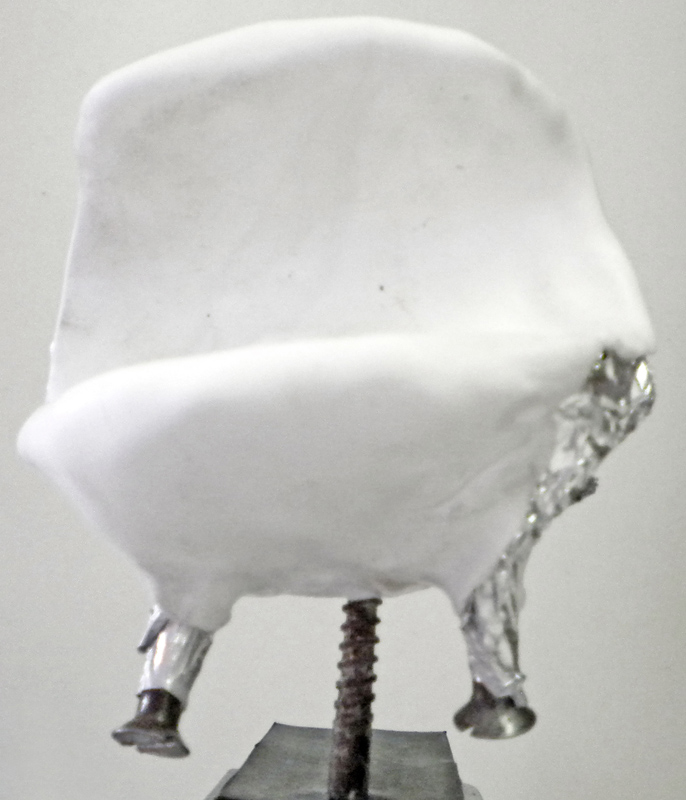 Corps de Squig sculpté en pâte blanche sur armature en aluminium et vis