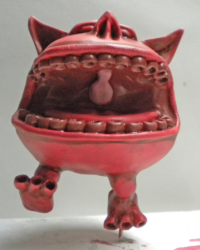 Figurine de Squig rouge à grande gueule dentée et langue, vue de face