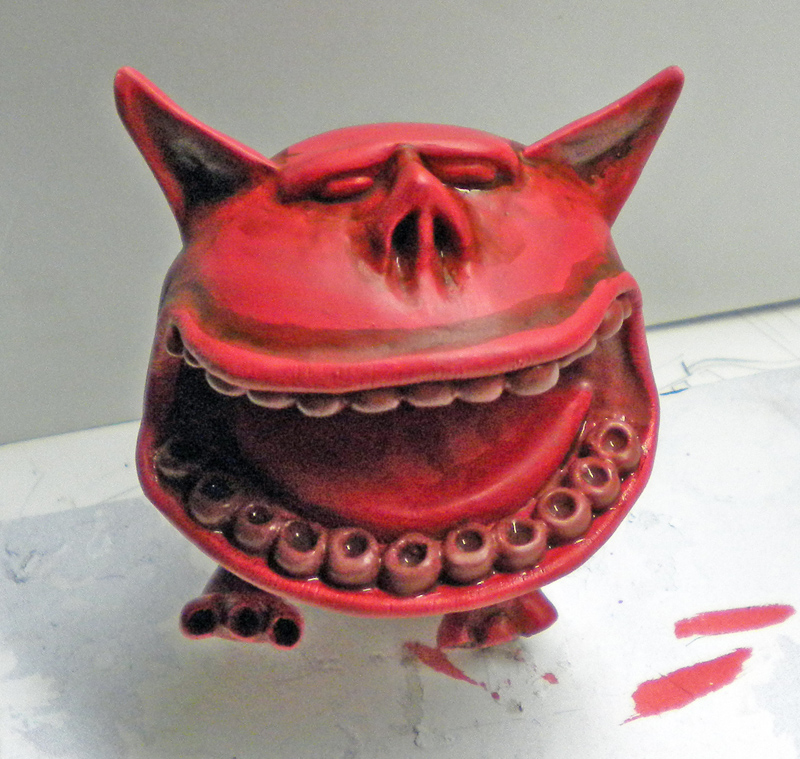 Maquette de Squig rouge à grande bouche dentée, peinture en cours sur l'établi