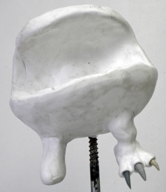 Sculpture en mastic blanc d'un corps de Squig avec pattes griffues, montée sur vis