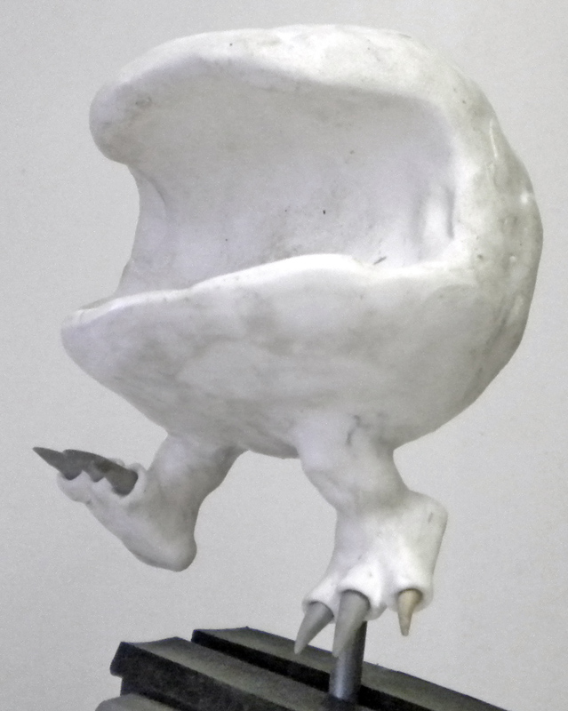 Sculpture brute d'un Squig à grande bouche, sans peinture, sur tige avec pattes griffues