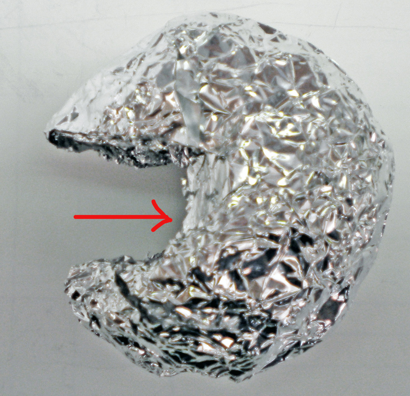 Structure de base du Squig en papier aluminium froissé avec flèche indiquant la bouche