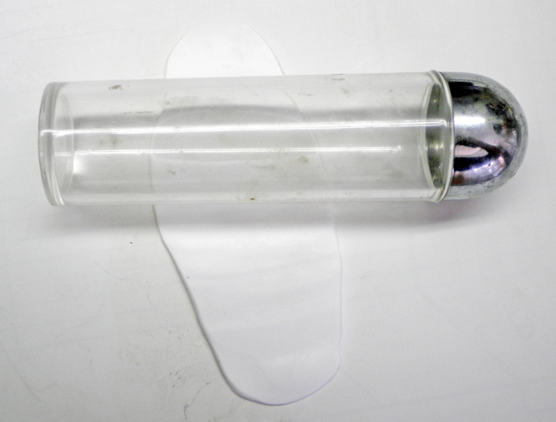 Tube cylindrique transparent en plastique avec embout métallique chromé arrondi posé sur fond blanc