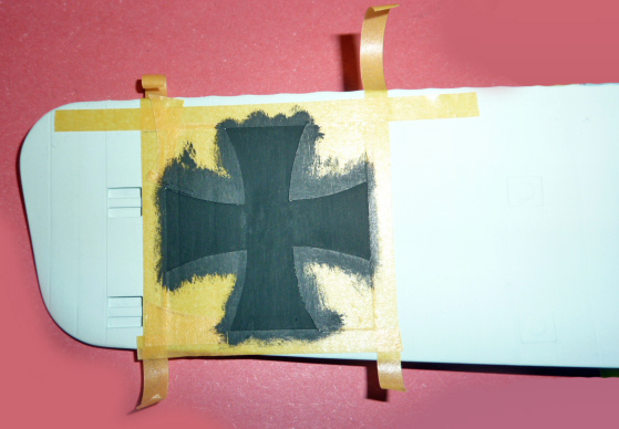 Croix de Malte peinte au pochoir avec masquage adhésif sur une aile du Staaken
