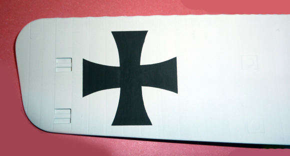Gros plan sur l'extrémité d'aile blanche du Staaken portant une croix de Malte noire