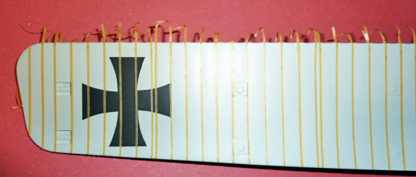 Aile entoilée du Staaken avec croix de fer et nervures, fils de gréement non arasés