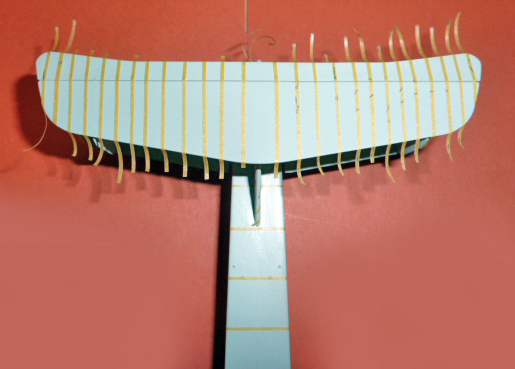 Empennage horizontal du Zeppelin Staaken L en collage, serre-joints à pinces le long des bords