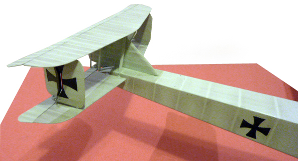 Empennage arrière du Zeppelin Staaken L avec croix de Malte noires sur fond rouge