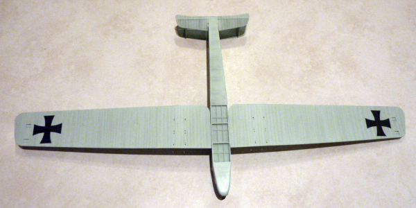 Vue de dessus du fuselage et des ailes du Zeppelin Staaken peints, croix noires