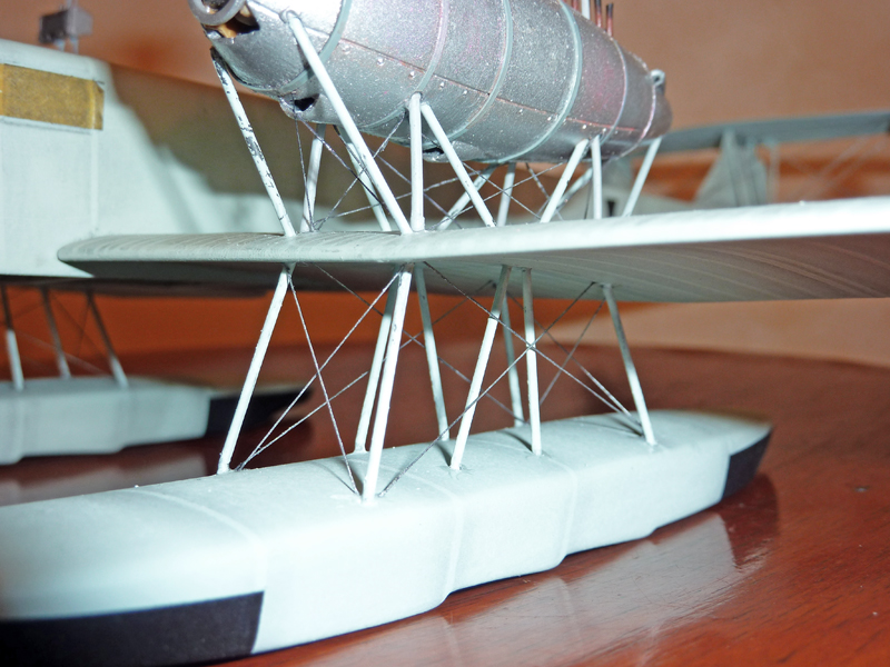Gros plan sur les flotteurs et le haubanage de mâts du Zeppelin Staaken L