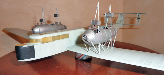 Nacelles moteurs et ailes du Zeppelin Staaken L en construction, avec biplan allemand derrière