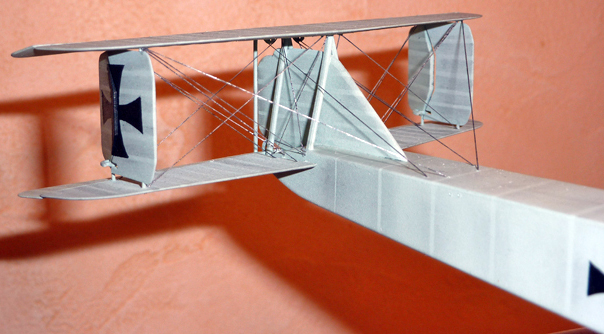 Empennage arrière du Staaken L avec croix de fer et haubanage, fond orangé