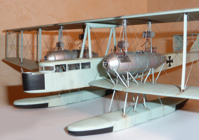 Maquette du Zeppelin Staaken L, vue rapprochée des moteurs, flotteurs et haubanage